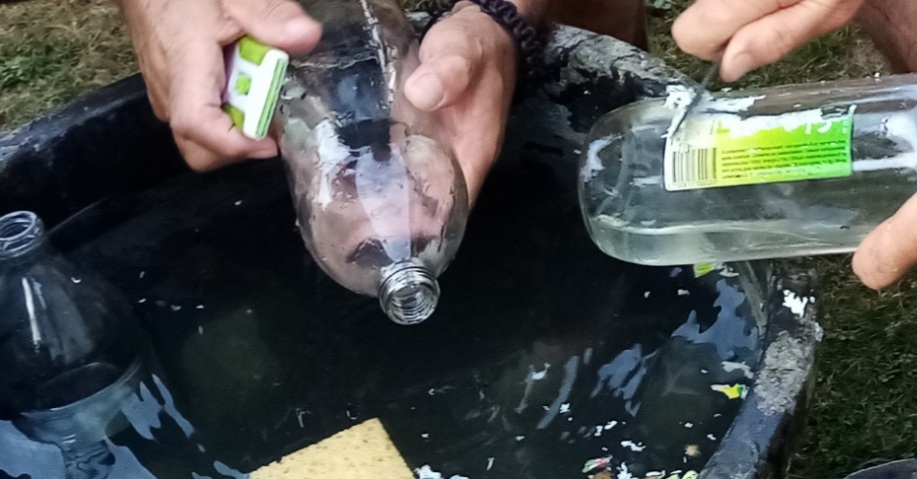 Nettoyage des bouteilles pour le jus de pomme 