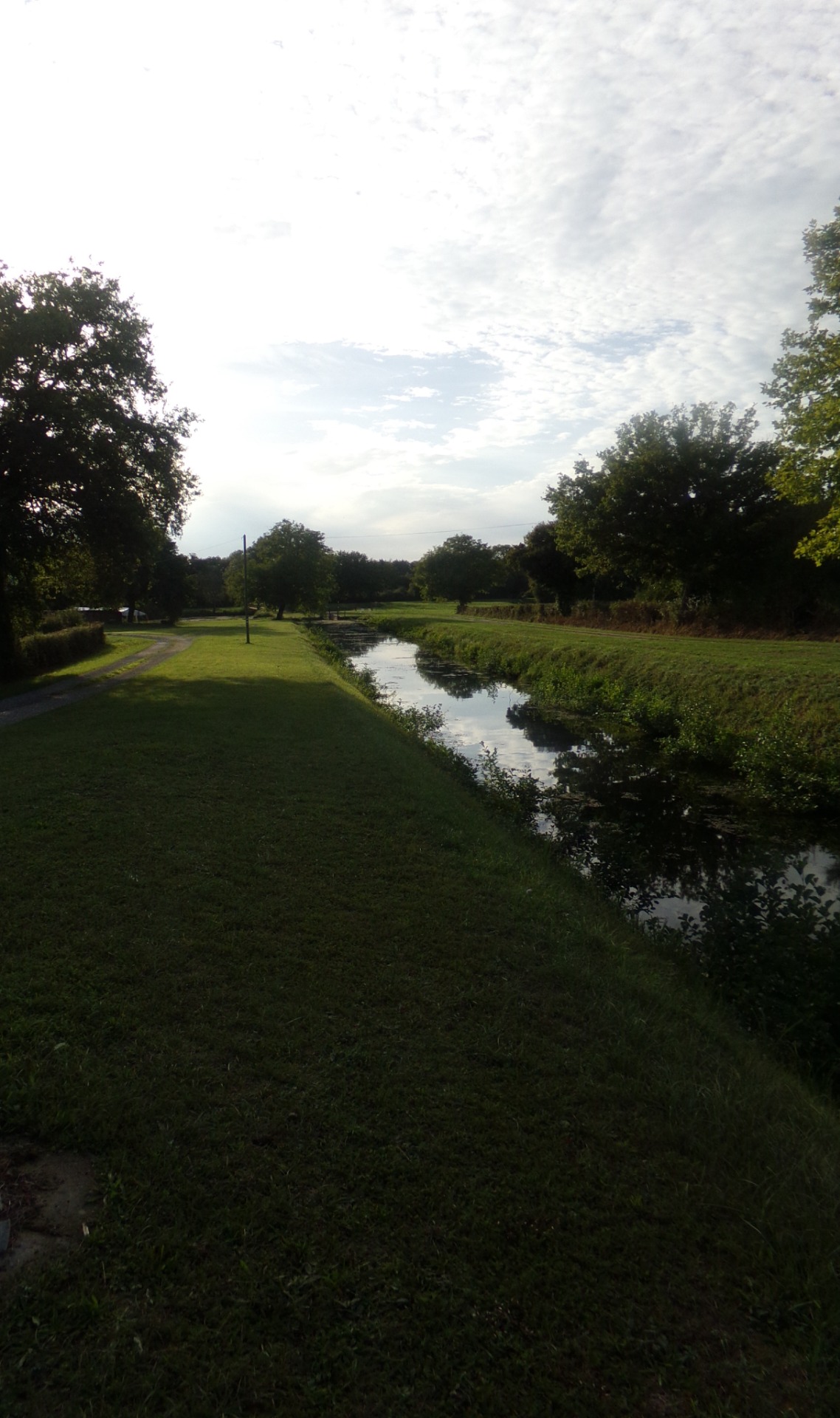 Nettoyage et préparation des emplacements pour le vide-grenier 