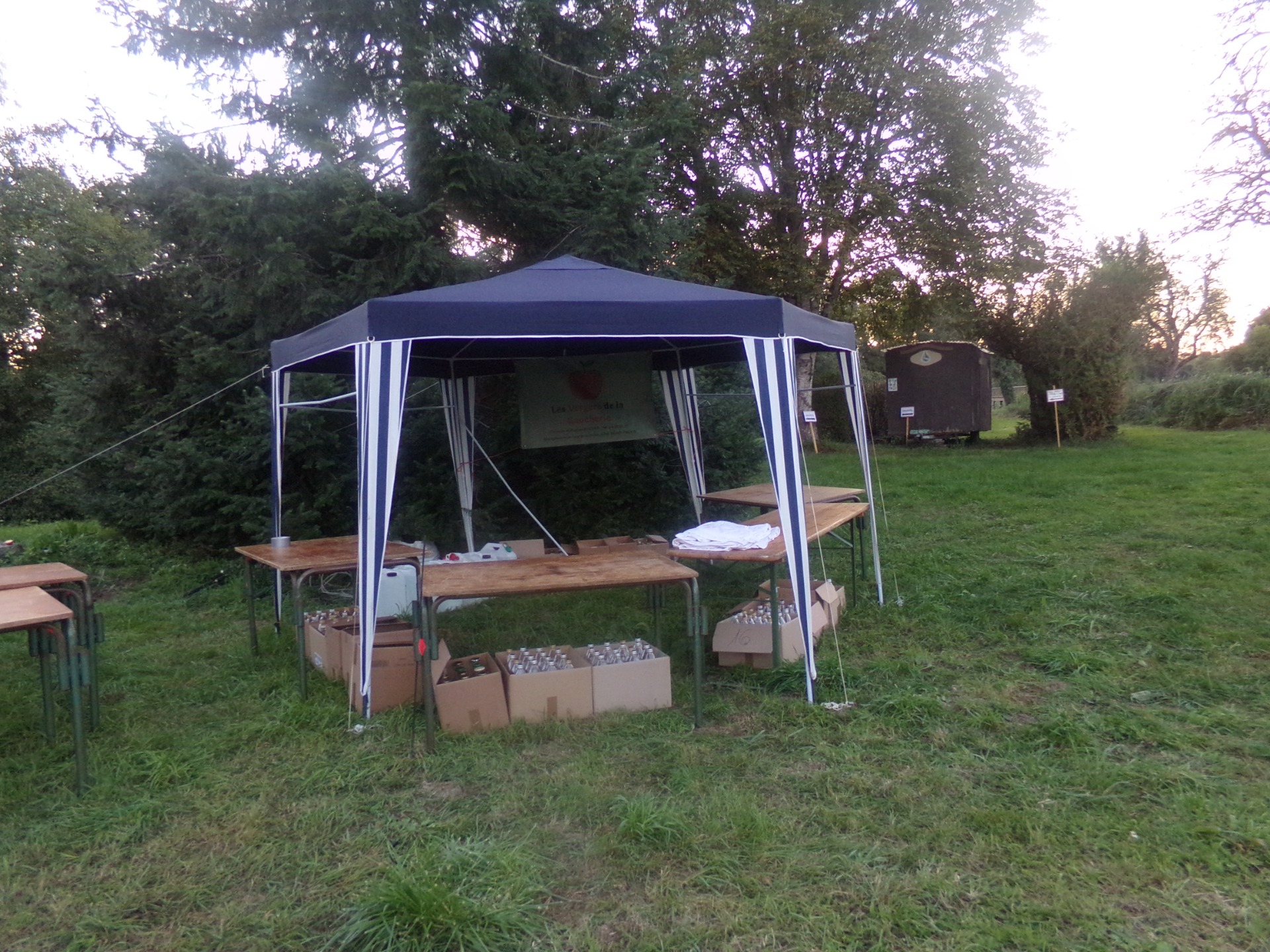 Le stand de jus de pomme et vente de pommes